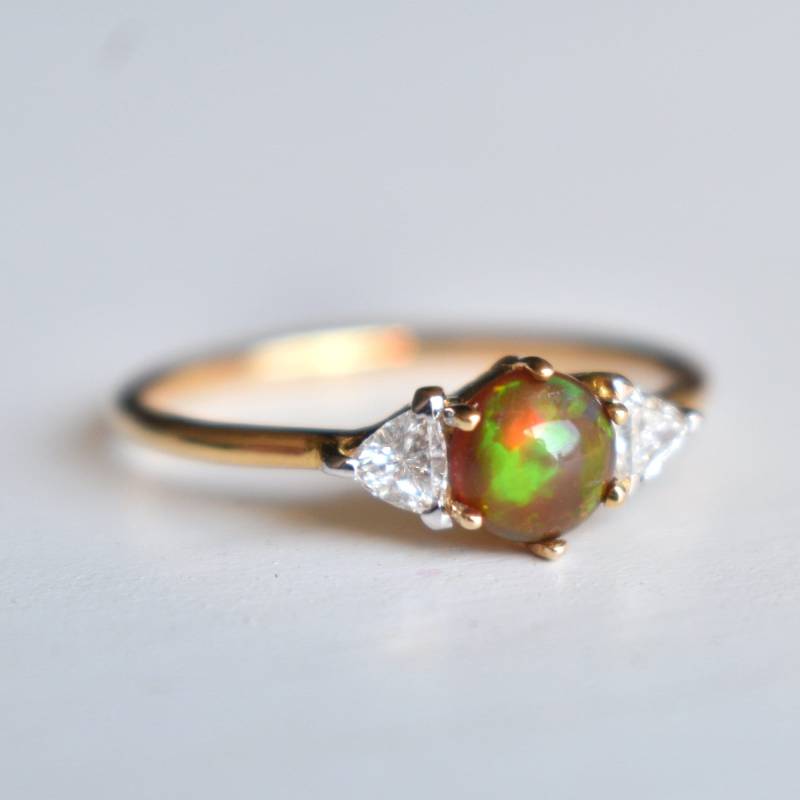 Natürlicher Opal & Trillion Diamant-Verlobungsring, Solider 14K Gelbgold Oktober Birthstone Ring, 3-stein-Vorschlagsring, Versandfertige Ringe Natürlicher Opal & Trillion Diamant-Verlobungsring, Solider 14K Gelbgold Oktober Birthstone Ring, 3-stein-Vorschlagsring, Versandfertige Ringe von AbhikaJewels