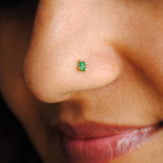 Natürlicher Rauer Smaragd C/L-Draht Nasenstecker, 14K 18K Solid Gold Grüne Nase Pin, 16G Eingefädelter Flatback-Ohrring, Mai Birthstone Piercing Natürlicher Rauer Smaragd C/L-Draht Nasenstecker, 14K 18K Solid Gold Grüne Nase Pin, 16G Eingefädelter Flatback-Ohrring, Mai Birthstone Piercing von AbhikaJewels