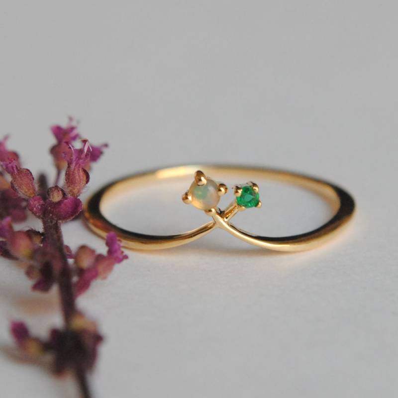 Opal Smaragd Chevron V Birthstone Ring, Stapelbarer Brautring Aus 14K Gold Und Edelstein, Versprechensring, Brautkronenring von AbhikaJewels