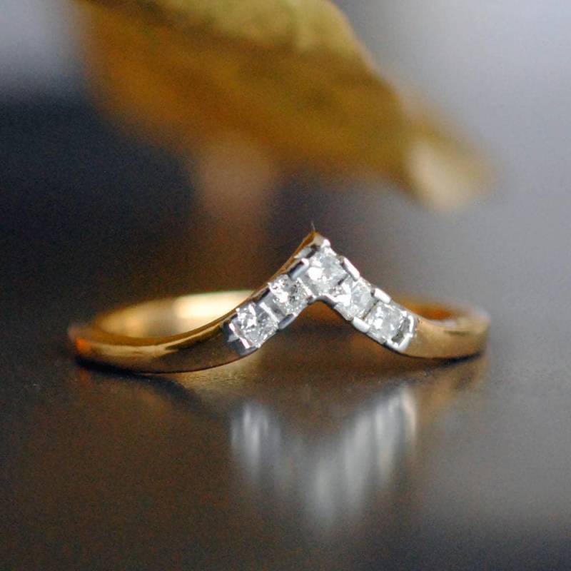 Princess Cut Diamant Chevron V Ring, 14K Solid Gold Stack Ehering, Art-Deco-Ehering von AbhikaJewels