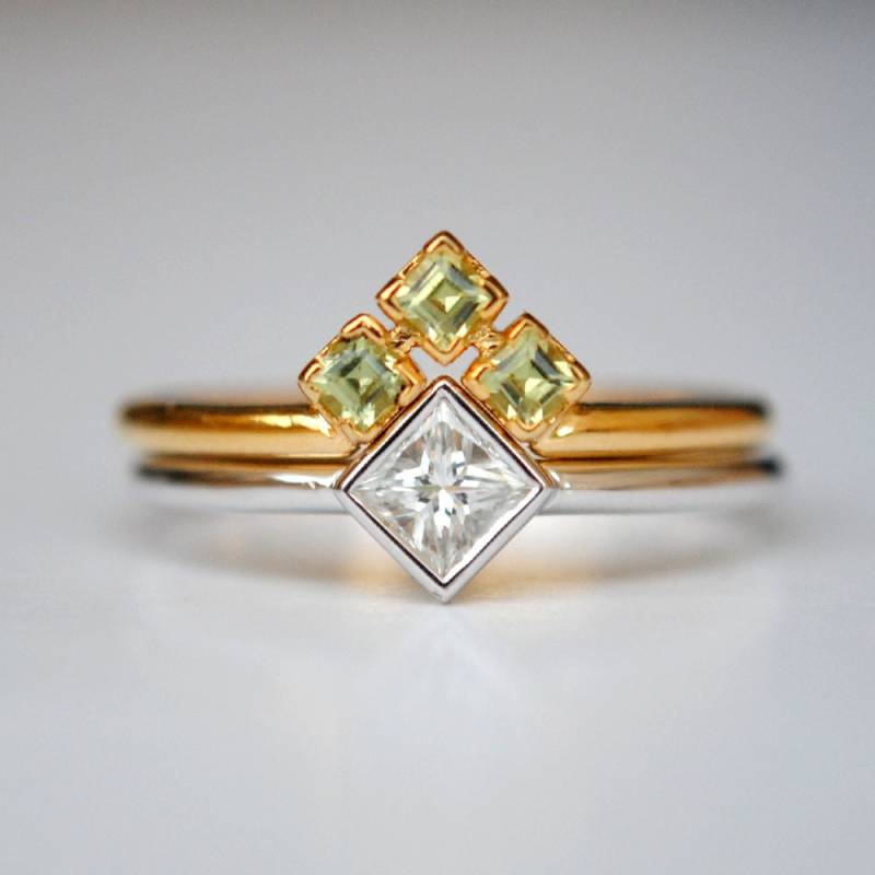 Prinzessin Diamant Verlobungsring Mit Grünem Edelstein V Band, 14K Massivgold Ehering Set, Naturdiamant & Peridot Birthstone Ring Set von AbhikaJewels