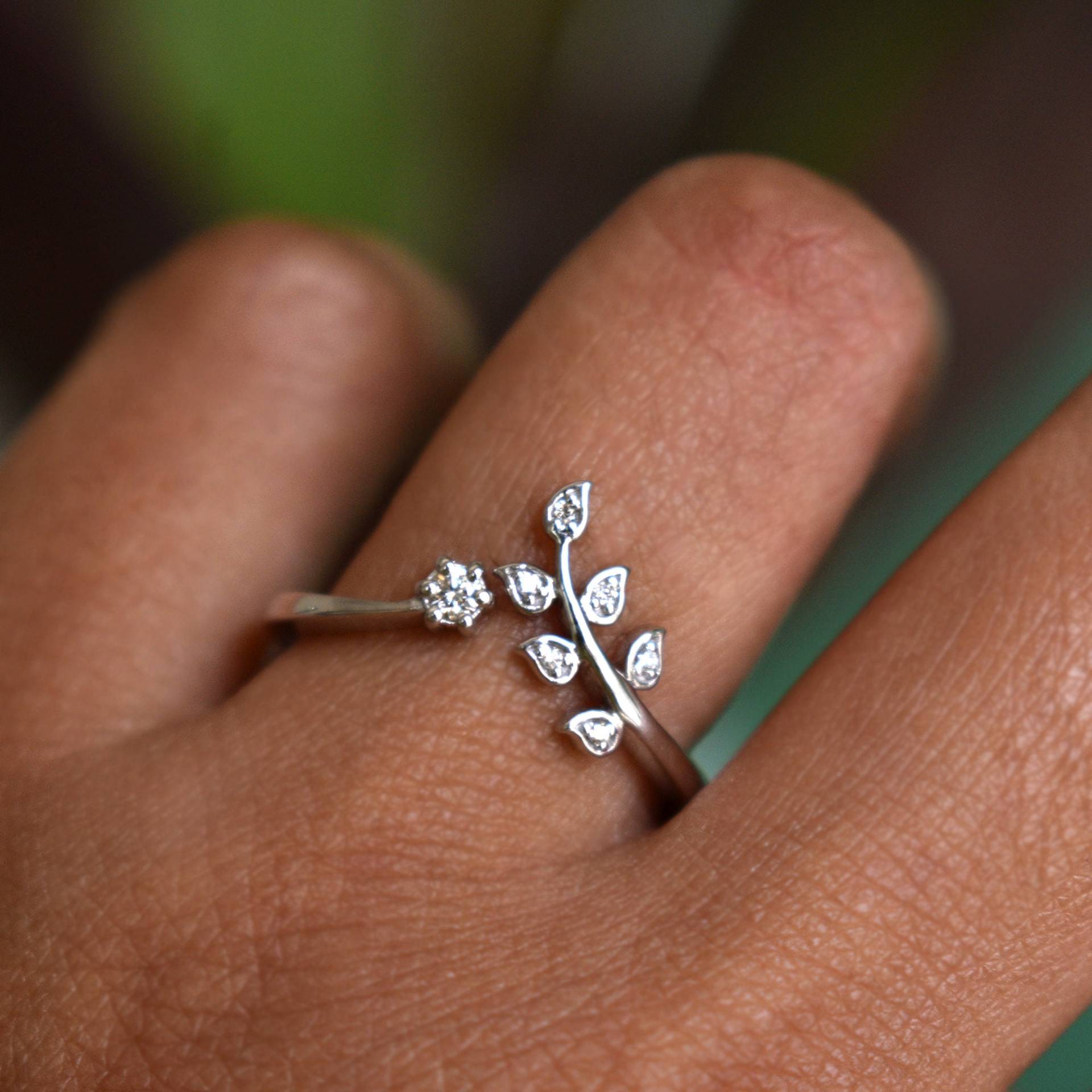 Rebe Blatt Chevron Ehering, Natur Inspiriert Diamant V Ring, 14K 18K Solid Gold Braut Stapelring von AbhikaJewels