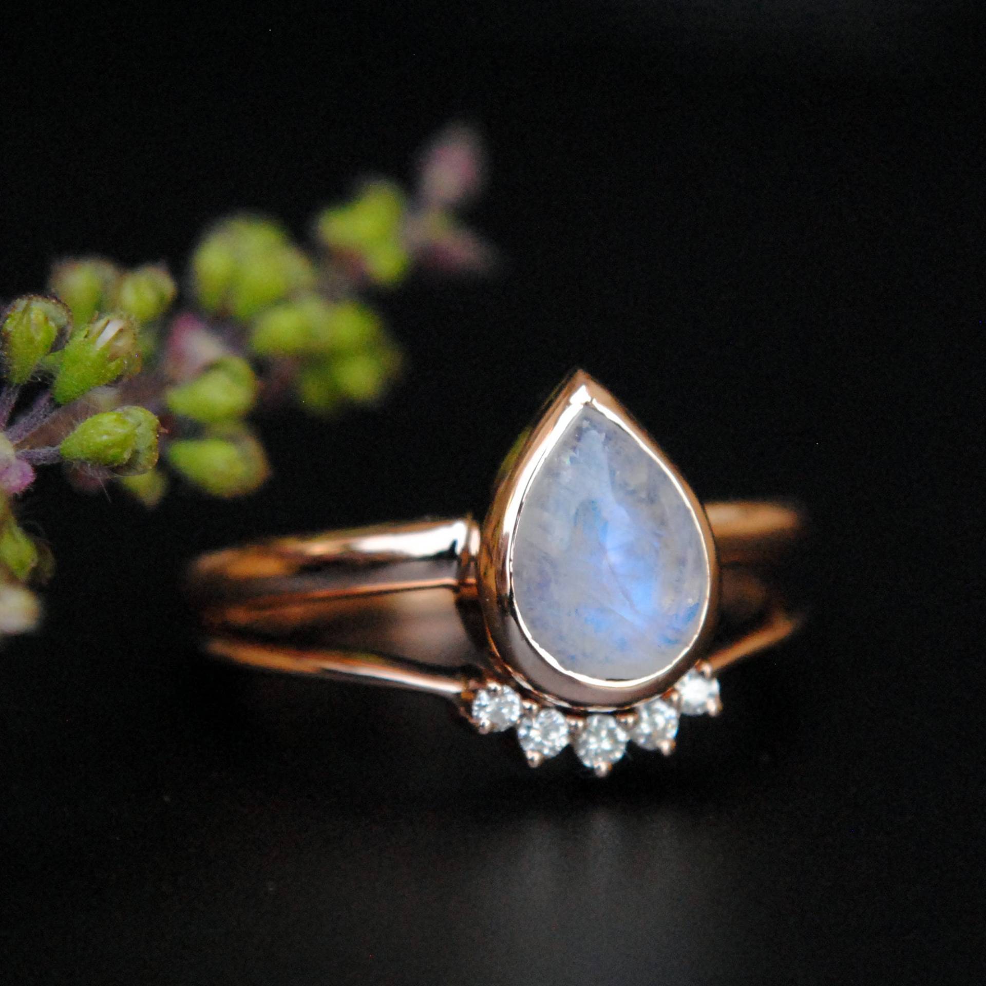Regenbogen Mondstein Und Diamant Ehering Set, 14K Rose Gold Cabochon Verlobungsring, Gebogener Regenbogen Mondstein Und Diamant Ehering Set, 14K Rose Gold Cabochon Verlobungsring, Gebogener von AbhikaJewels