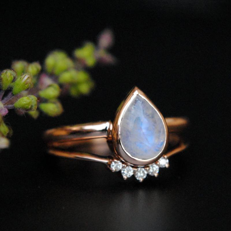 Regenbogen Mondstein Und Diamant Ehering Set, 14K Rose Gold Cabochon Verlobungsring, Gebogener Regenbogen Mondstein Und Diamant Ehering Set, 14K Rose Gold Cabochon Verlobungsring, Gebogener von AbhikaJewels