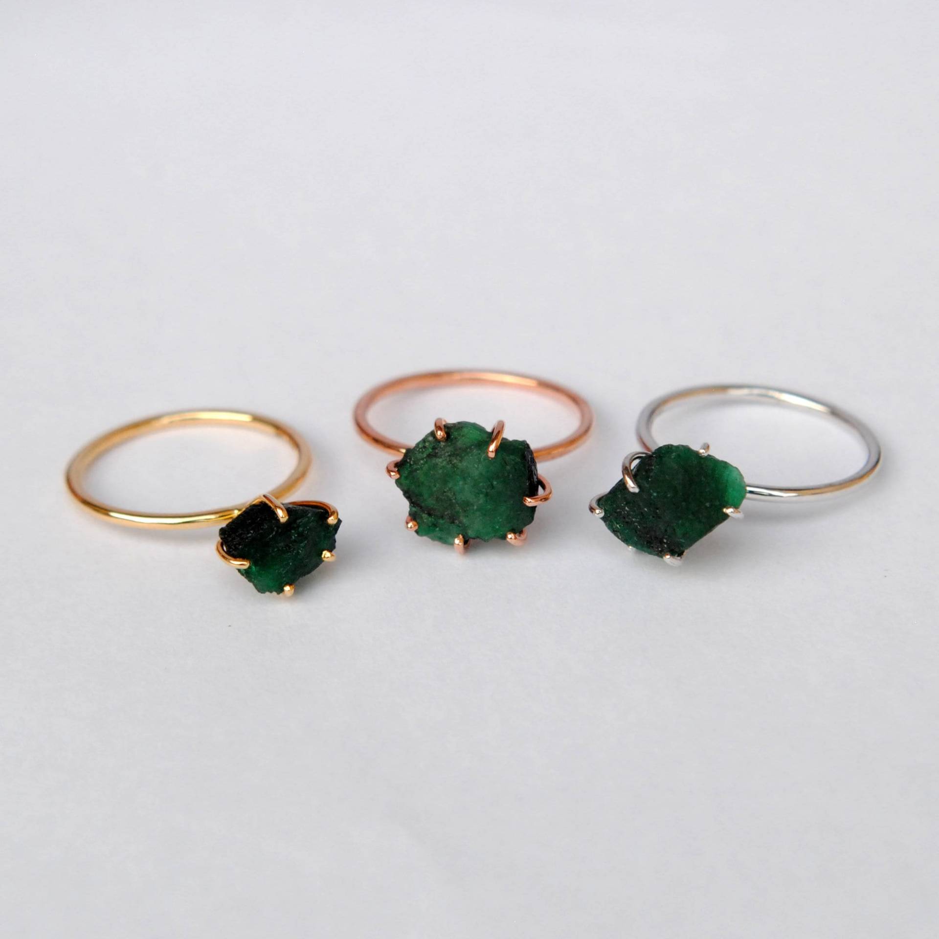 Roher Smaragd Ring Aus 14K Solid Gold, Rauer Natürlicher Big Edelstein Kristall Ring, Comfort Fit Stacker, Mai Birthstone, Brautjungfer Ringe von AbhikaJewels