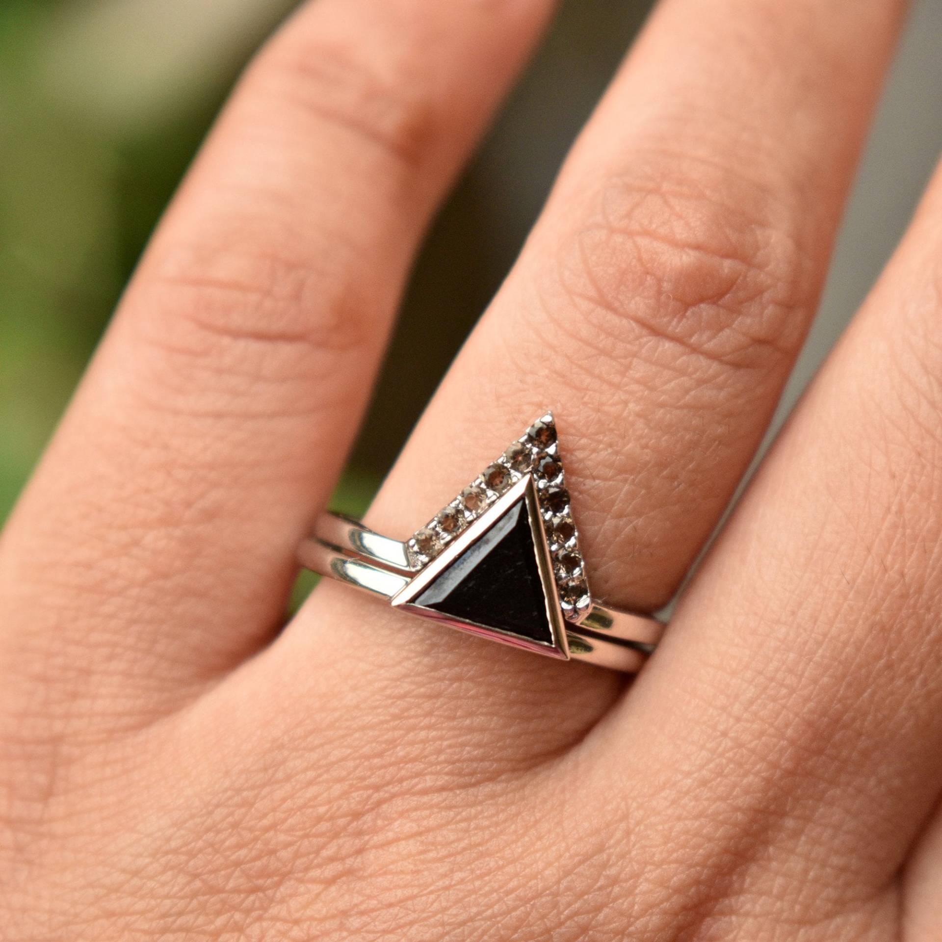 Schwarzer Spinell Und Rauchquarz Ehering Set, 14K 18K Solid Gold Dreieck Chevron Ring Alternative Brautringe, Edelsteinringe Schwarzer Spinell Und Rauchquarz Ehering Set, 14K 18K Solid Gold Dreieck Chevron Ring Alternative Brautringe, Edelsteinringe von AbhikaJewels