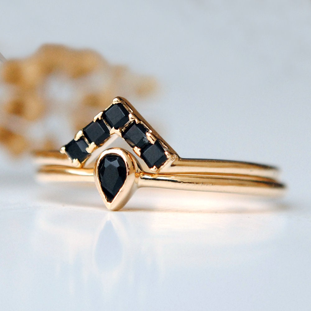 Schwarzes Spinell Ehering Set, Birnbaum Ring Mit Princess Cut Chevron V Set in 14K Massivgold von AbhikaJewels