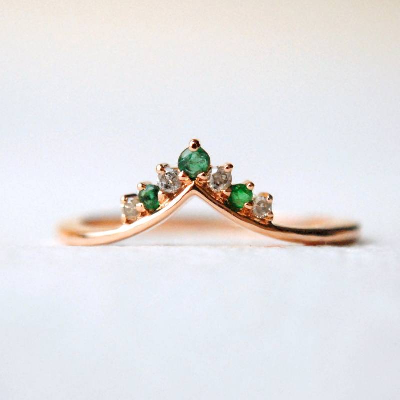 Smaragd Und Salz & Pfeffer Diamant-V-Ring Aus 14K Solidem Gold, Graue Diamanten Mit Grünem Chevron, Stapelbarer Mai-Edelstein-Tiara-Ring von AbhikaJewels