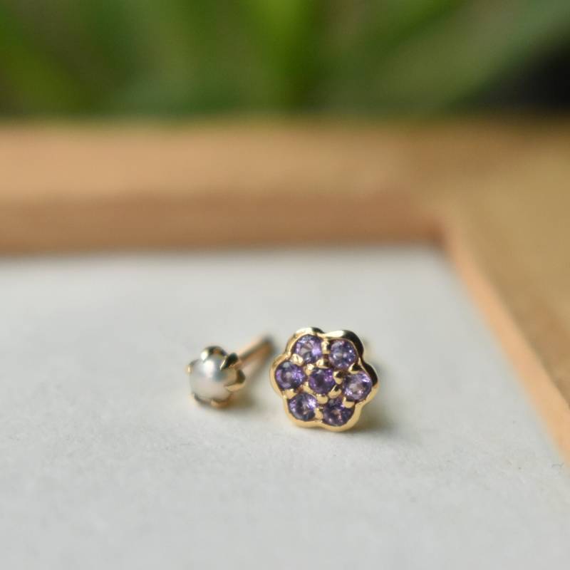 Süßwasserperle & Natürlicher Edelstein Doppelseitig Ohrstecker, 14K Solid Gold Floral Reversible Ohrring, 16G Flatback Doppelseitige Piercing Schmuck von AbhikaJewels