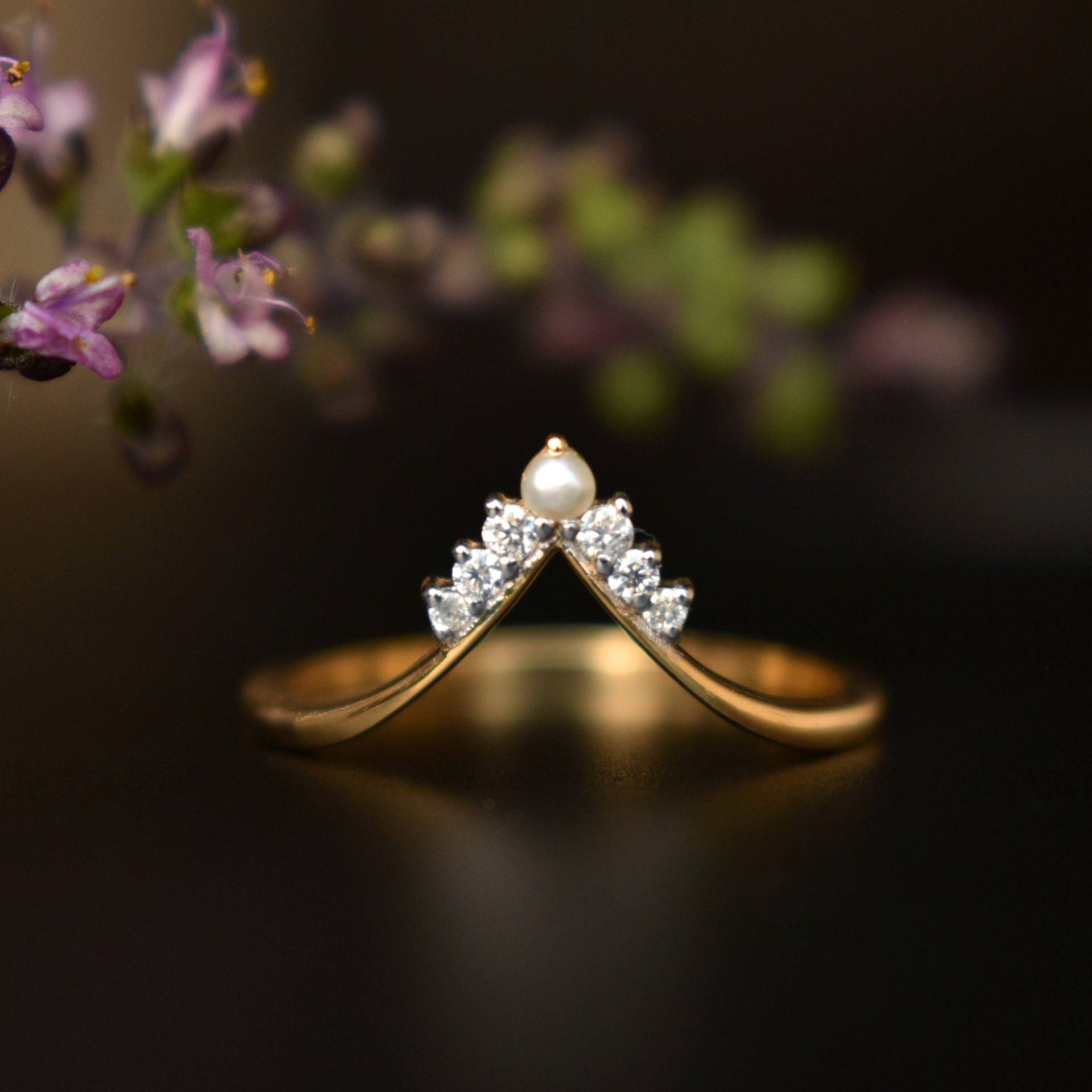 Tiefer Chevron V Ring Mit Natürlichen Diamanten Und Perle Aus 14K Massivgold von AbhikaJewels