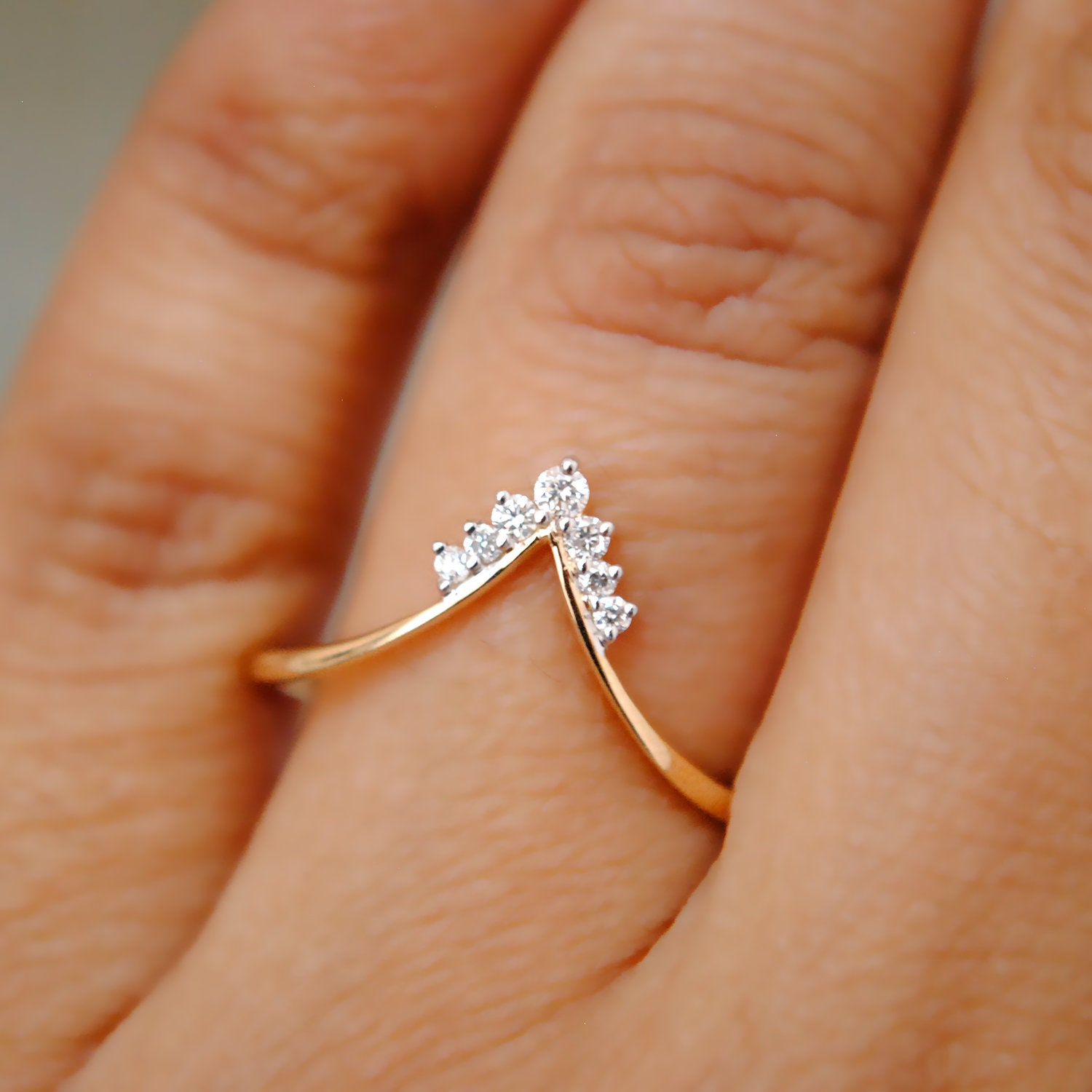 Tiefes Chevron V Hochzeit Band, 14K Gold Und Diamant Stapelbarer Ring, Brautkrone Ring von AbhikaJewels