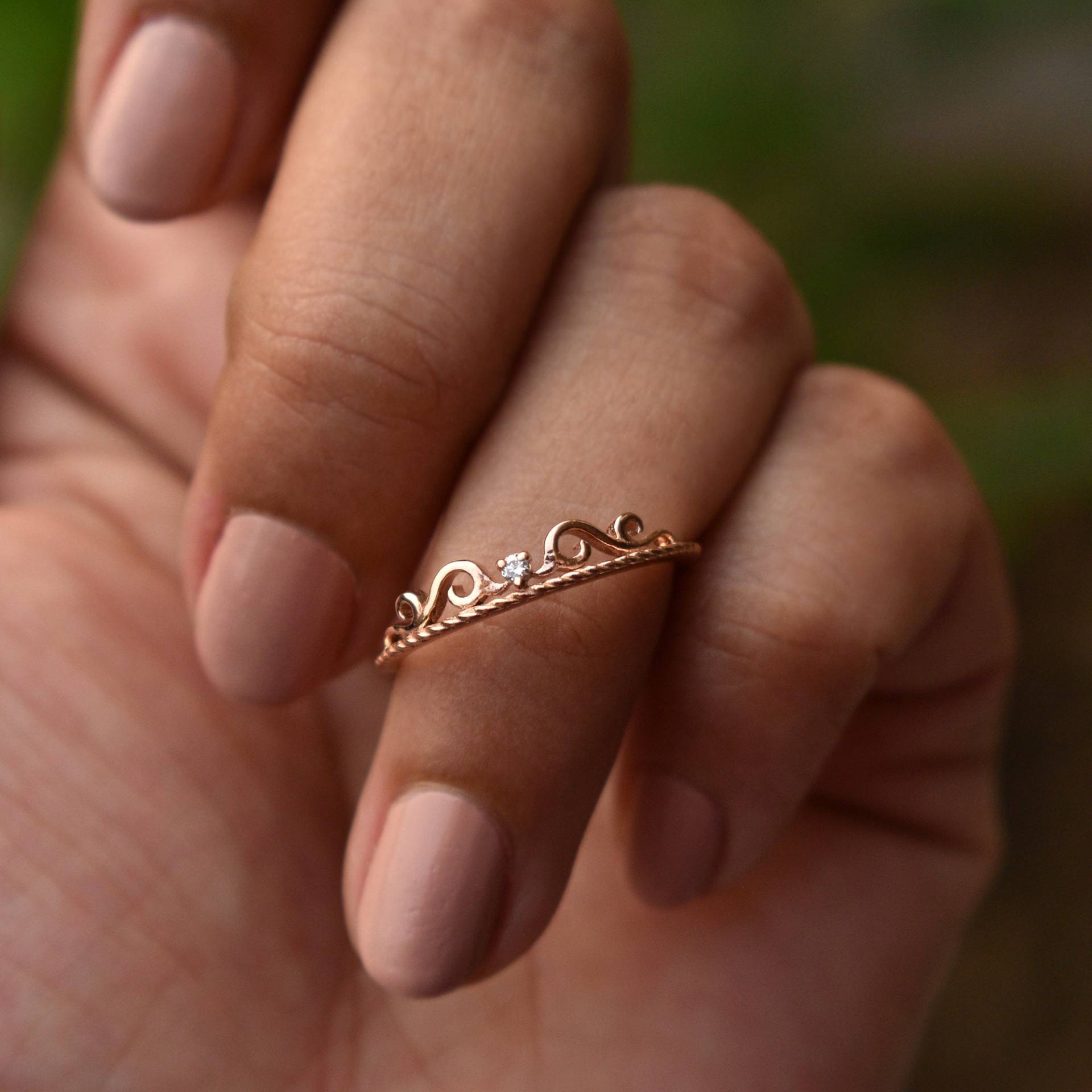 Zierliche Diamant Filigree Bandring, Krone Ehering in 14K Rose Gold, Goldspitze Stapelbarer von AbhikaJewels