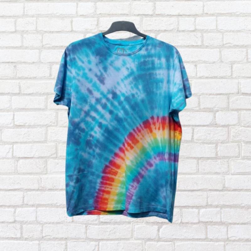 Tie Dye Shirt | Blauer Himmel-Regenbogen-Bogen Vegan Freundliche Farben von AbiDashery
