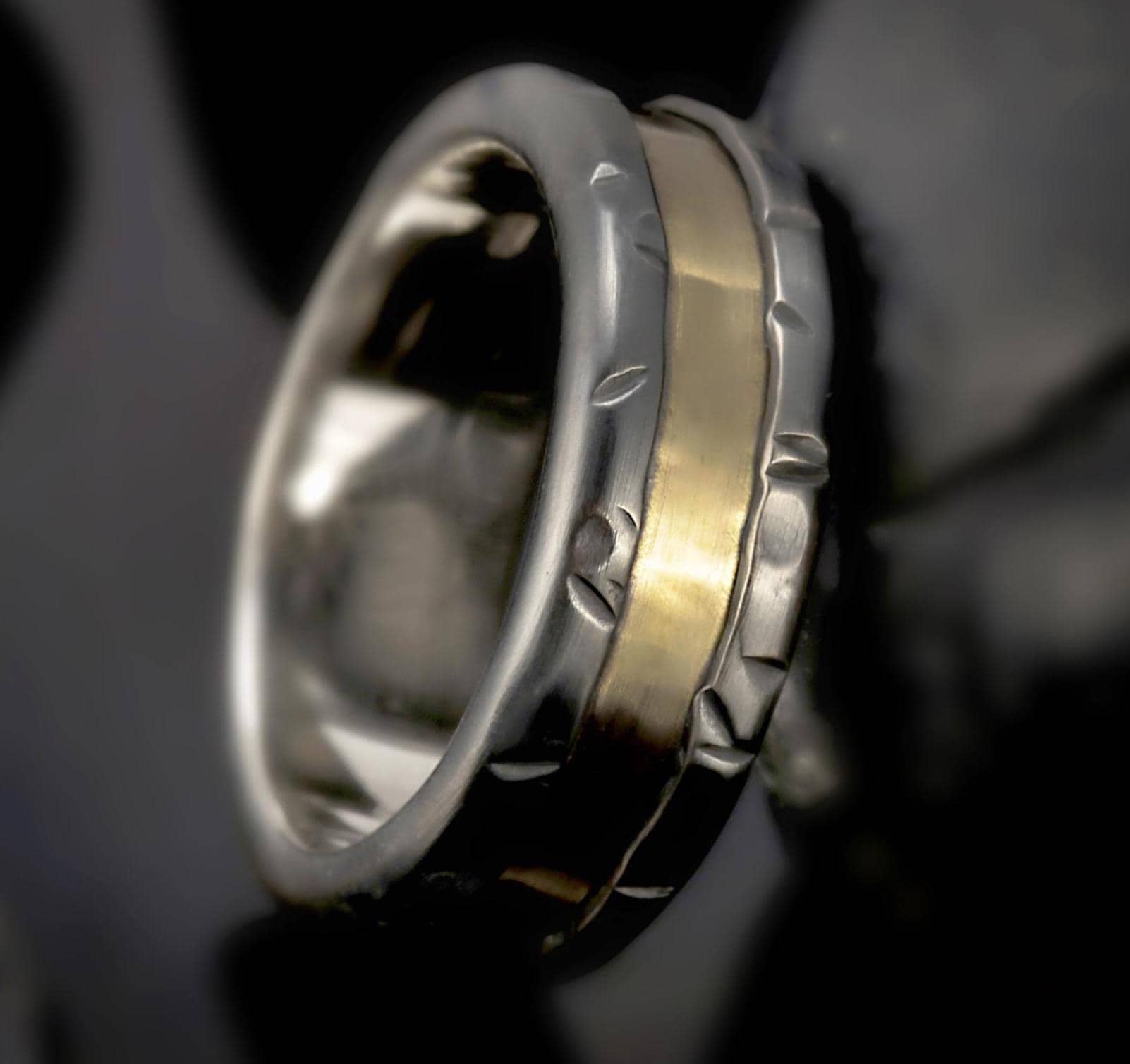 Rustikaler Herrenring 14K Gold & Sterling Silber Band Rs 1266 von AbiMJewelry