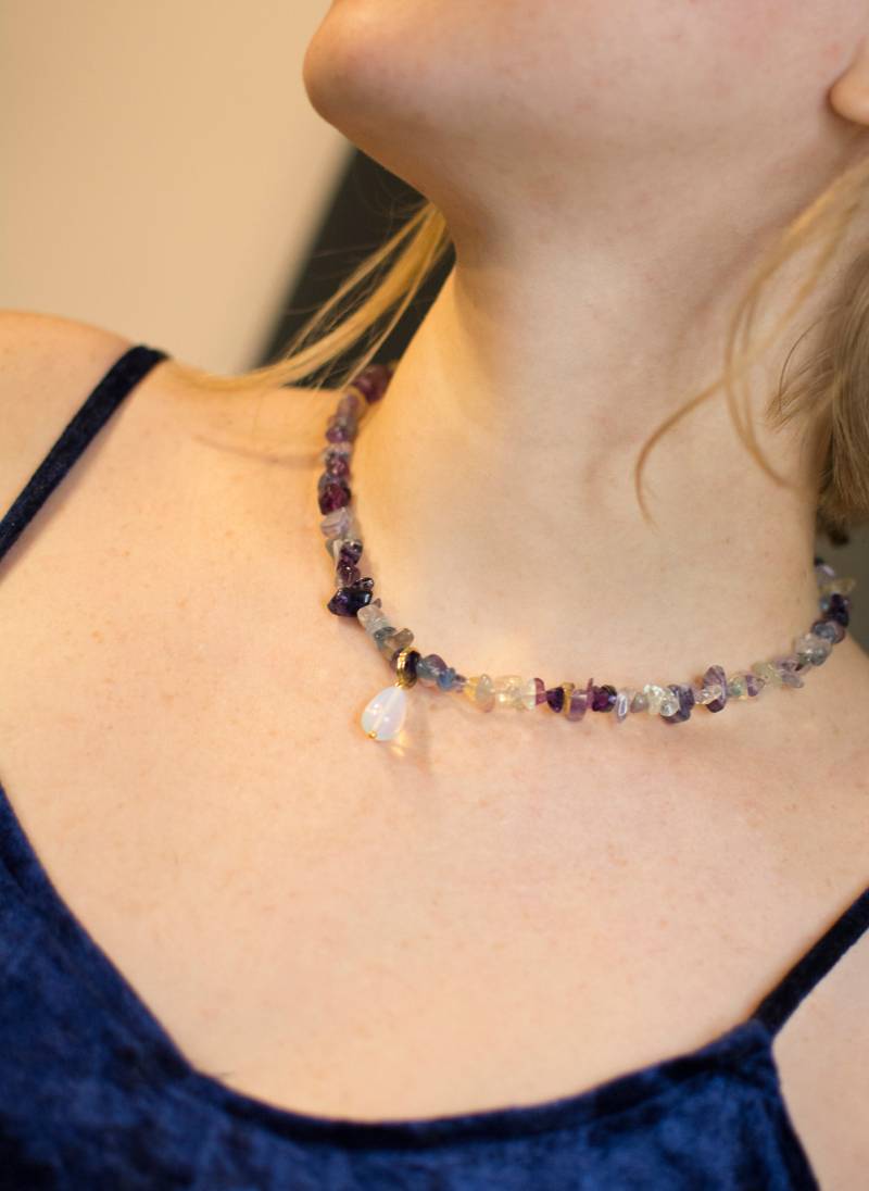 Regenbogen-Fluorit Lila-Grüne Splitter 5-8mm Mit Tropfenförmigem Anhänger Aus Opalite 15x10mm von AbiOliStudio