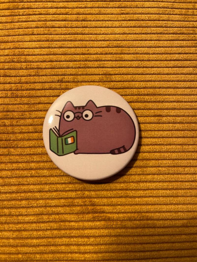 Lese Katze Button, Pin, Geschenk, Anstecker Katze, Lustige Pin von Abibliophobie