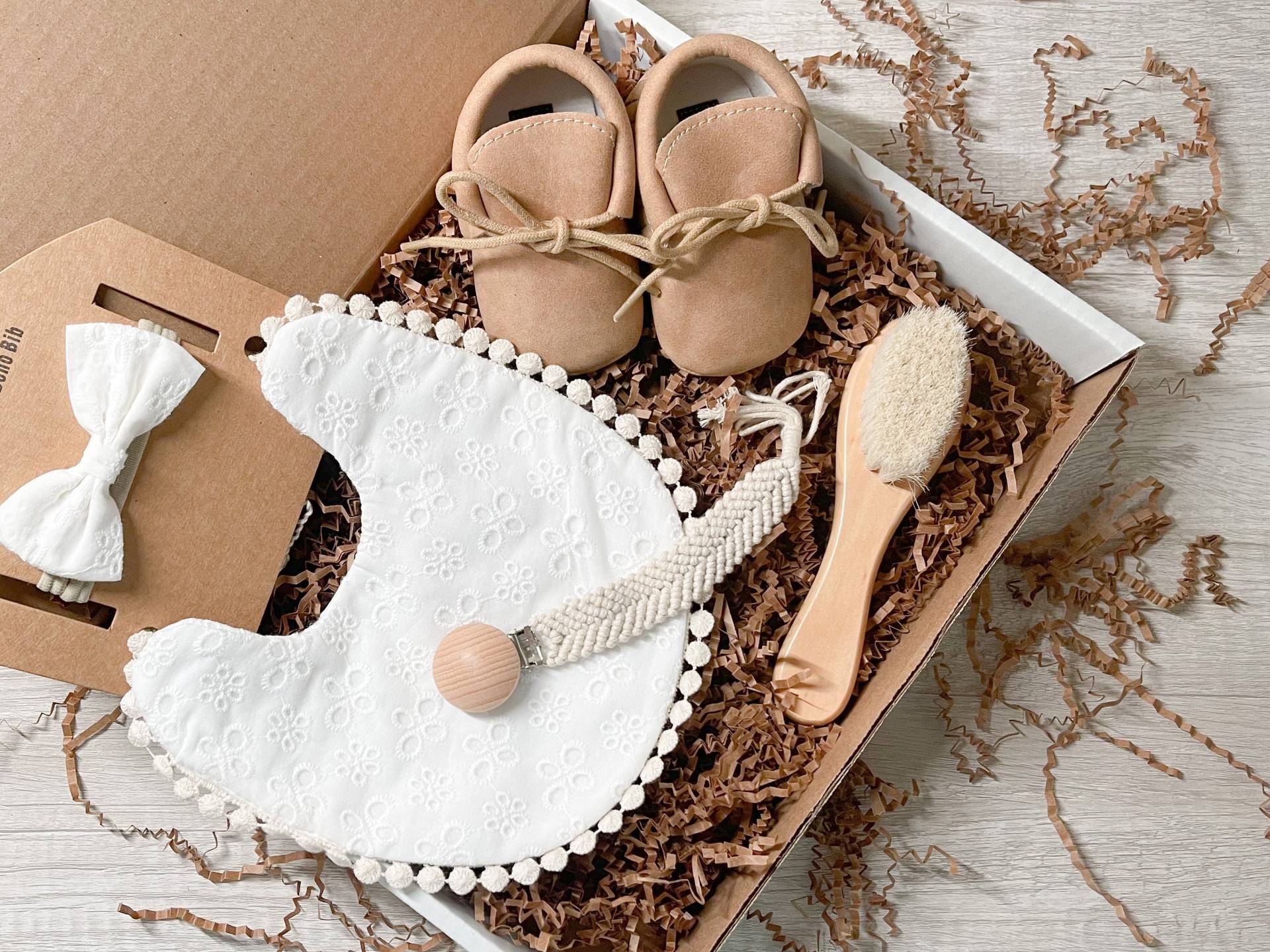 Babyparty Geschenkset|Süße Weihnachten Baby Lätzchen Geschenkbox|Neutrales Geschlecht Neugeborenes Geschenk Für Die Neue Mutter|Unisex Schuhe von AbieMiniCo