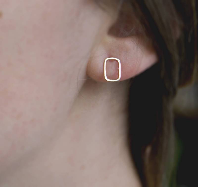 Die Portrait Solid Gold Rechteckige Ohrstecker von AbigailJewellery