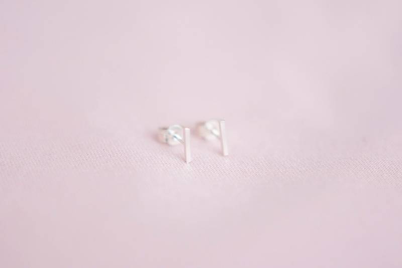 Kleine Bar Ohrstecker, Silber Line Ohrstecker von AbigailJewellery