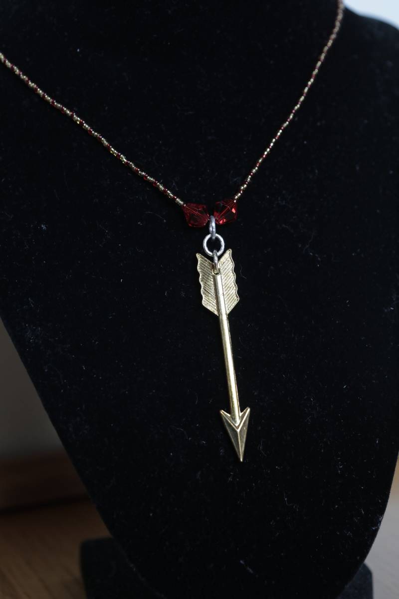 Gold Und Rot Perlenkette Mit Goldenen Pfeil Charme Eines Eine Art Perfekte Valentinstag Geschenk Für Mädchen Frauen Gemacht von AbigailsDesignsShop