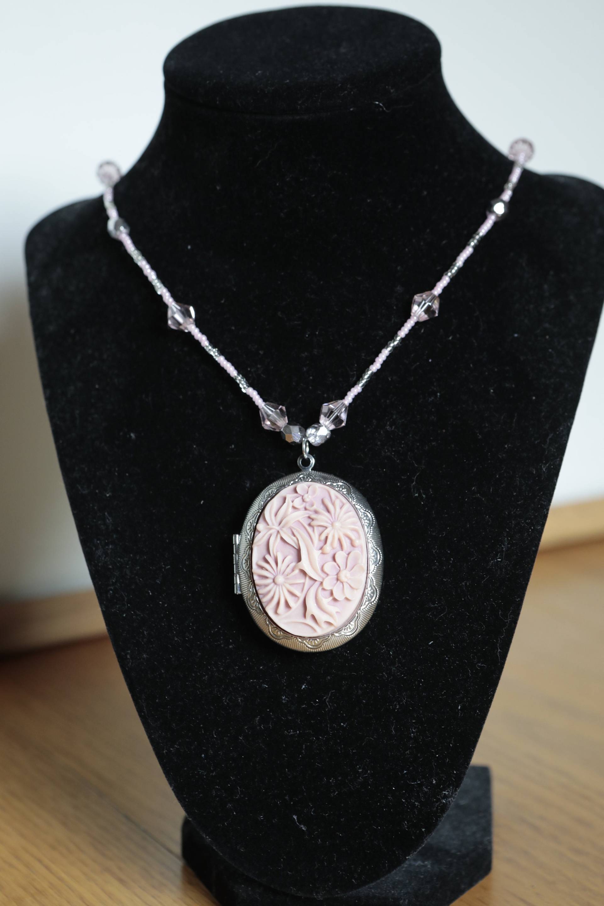 Handgemachte Perlenkette Rosa Blumen Medaillon Anhänger von AbigailsDesignsShop