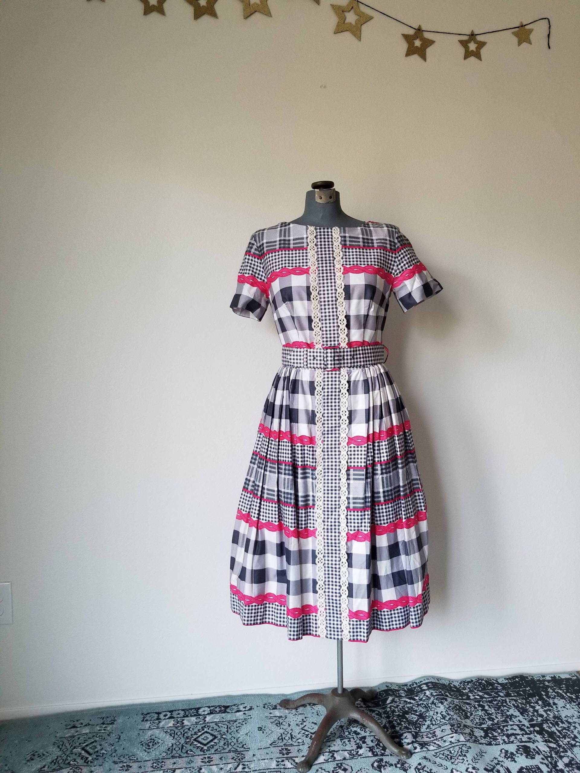 Vintage 1950Er/1960Er Rosa, Weiß Und Blau Kariertes Partykleid Vintage 1950Er/1960Er Rosa, Weiß Und Blau Kariertes Partykleid von AbigailsVintageAttic