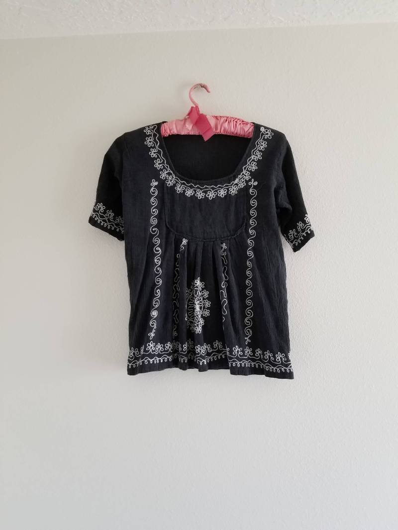Vintage 1970Er Schwarz Und Silber Hippie Boho Bauerntop Vintage 1970Er Schwarz Und Silber Hippie Boho Bauerntop von AbigailsVintageAttic