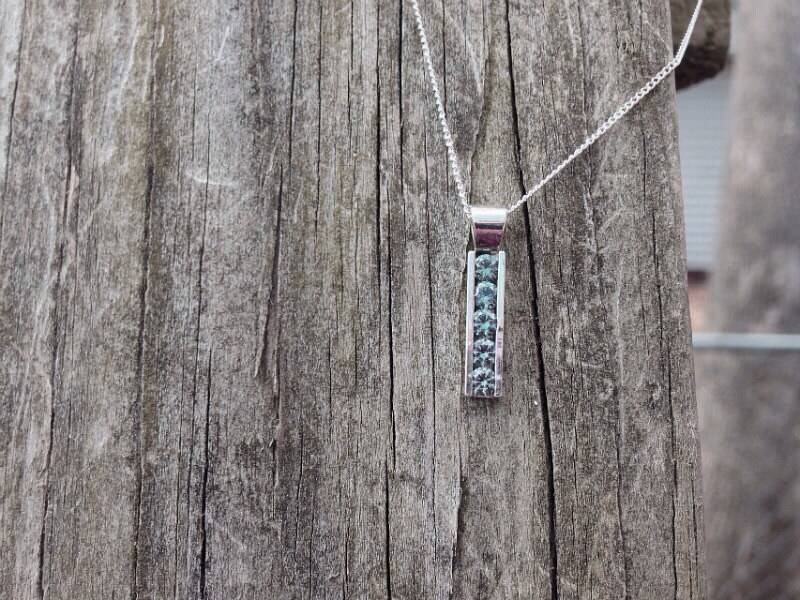 Blauer Zirkon 5 Stein Channel-Set Collier in Massiv Sterling Silber, Dezember Birthstone, Brautjungfern Geschenke von AbishJewelryWorks