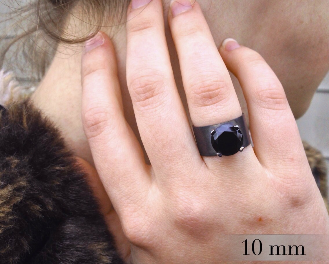 Schwarzer Spinell | 10mm Ring Mit Einem Breiten Silberband, Statement in Silber Und Schwarz Spinell, Geschwärzten Schwarzer Spinell | 10mm Ring Mit Einem Breiten Silberband, Statement in Silber Und Schwarz Spinell, Geschwärzten von AbishJewelryWorks
