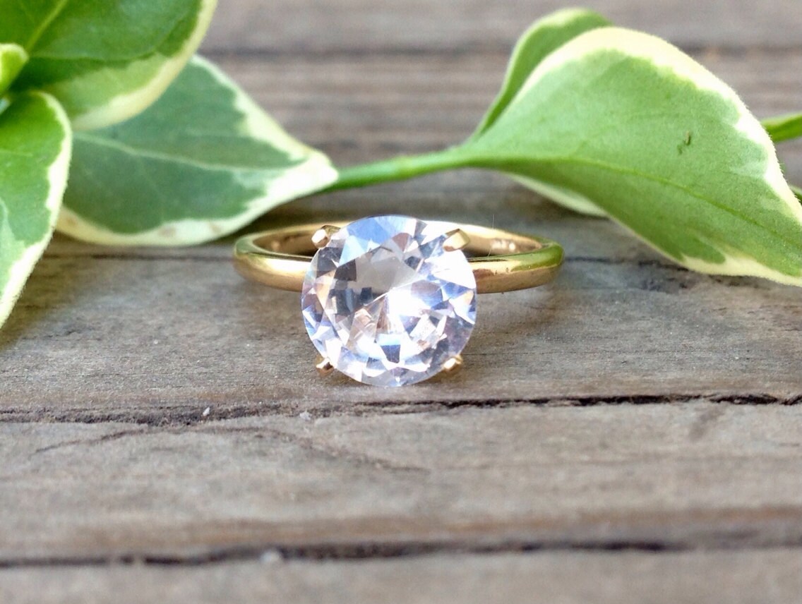 Weiß Saphir Ring in 14K Gelbgold, Verlobungsring, Ehering, April Birthstone, Vorschlag von AbishJewelryWorks