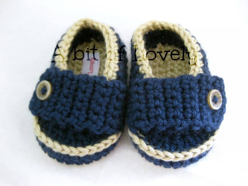 Frühling Baby Boy Schuhe/Hausschuhe Booties - Tan- & -Dark Blue Wunschtext Size | Neugeborenen 12 Monate Foto Prop Kinder von AbitofLovely