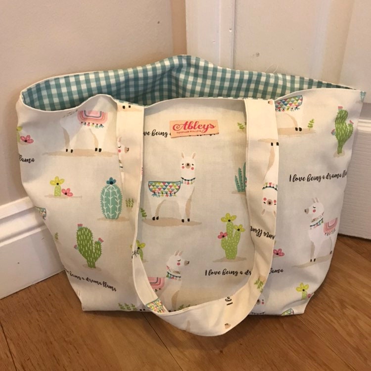 Lama Print Große Einkaufstasche Reversible Stoff-Einkaufstasche Lama Print Große Einkaufstasche Reversible Stoff-Einkaufstasche von Ableyshandmadegifts