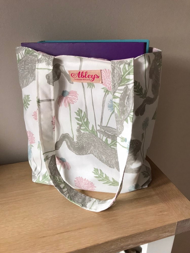 Laufender Hase Stoff Einkaufstasche Handgemachte Wendetasche Laufender Hase Stoff Einkaufstasche Handgemachte Wendetasche von Ableyshandmadegifts