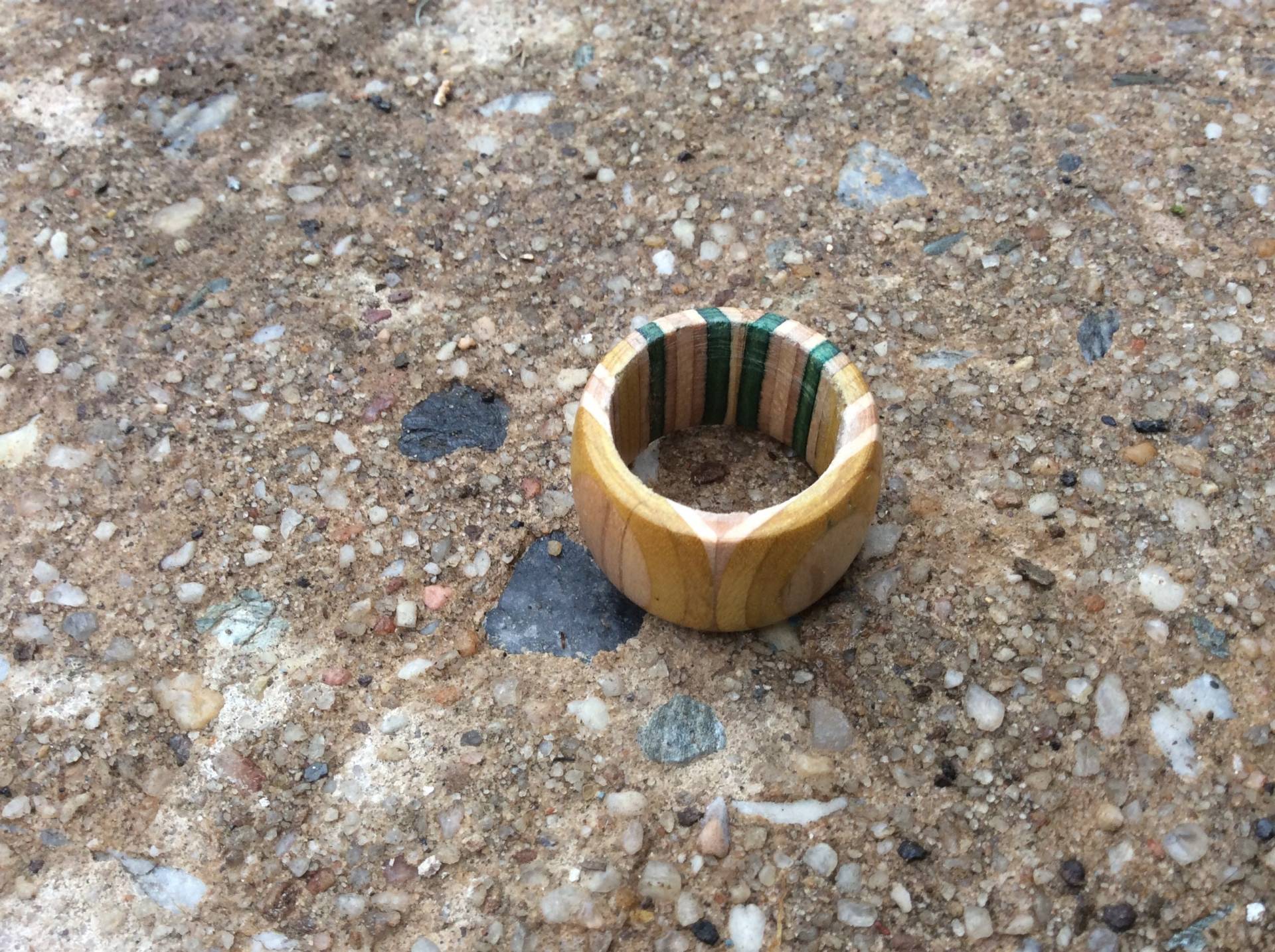 Grün Gelber Recycelter Skateboard Ring Grün Gelber Recycelter Skateboard Ring von AbndndBoardCreations
