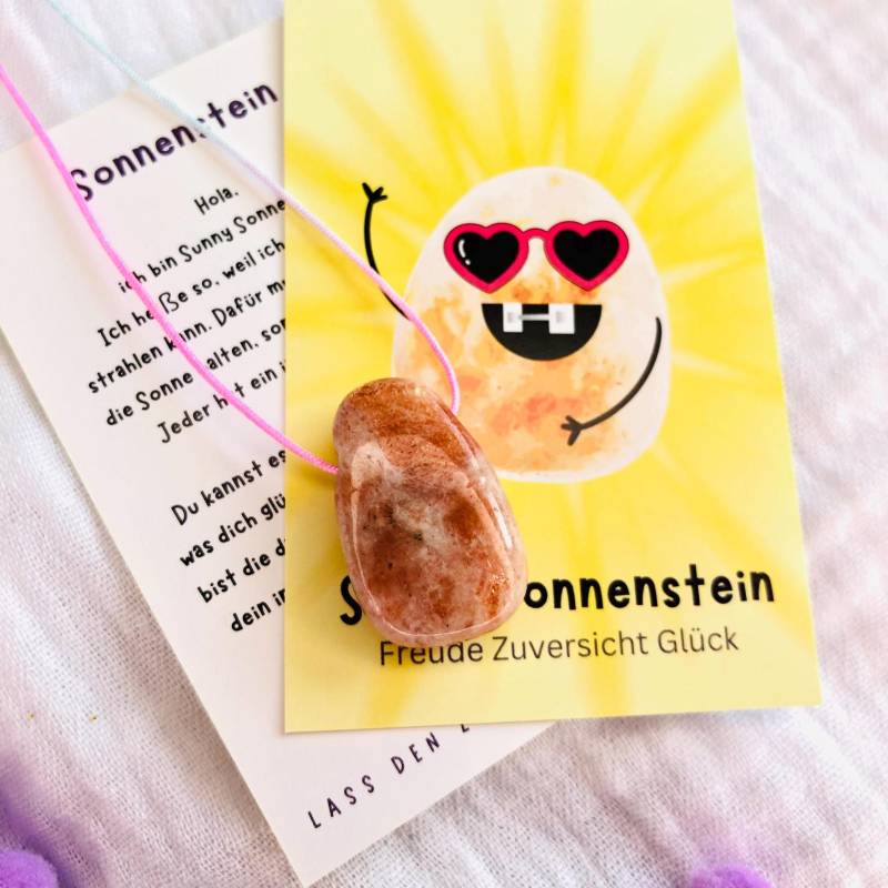Edelstein Kette "Sunny Sonnenstein" - Sonnensteinanhänger-Mutmacher-Kindergeschenk-Glücksbringer - Edelsteinanhänger-Kinderkette Aus Edelstein Kette "Sunny Sonnenstein" - Sonnensteinanhänger-Mutmacher-Kindergeschenk-Glücksbringer - Edelsteinanhänger-Kinderkette Aus von AbrakadabraSteineDE