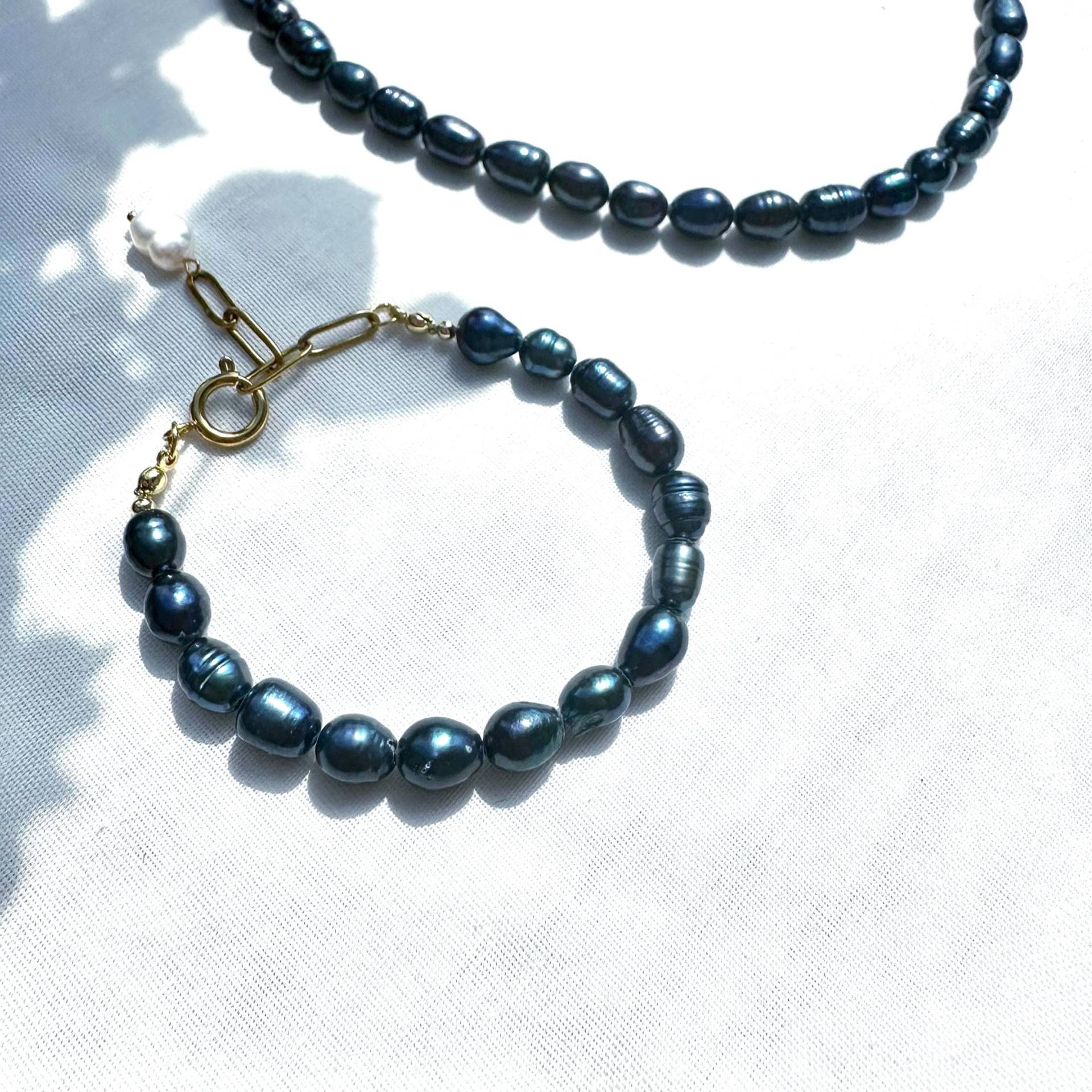 Perlenarmband"Blackpearl"-Perlenarmband-Vergoldetes Armband-Schwarzes Perlenarmband-Echte Perlen-Schwarze Süßwasserperlen-Geschenkidee von AbrakadabraSteineDE