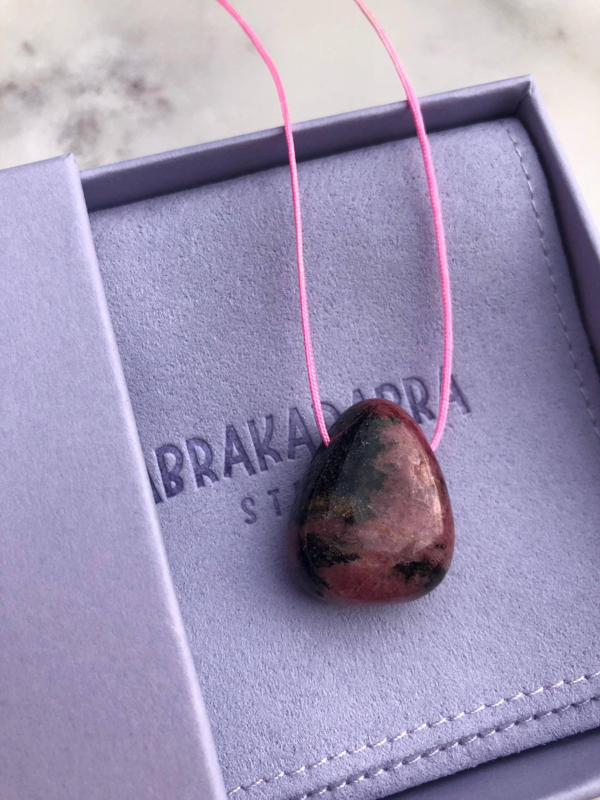 Personalisierte Edelstein Kette "Hope"- Rhodonit-Anhänger - Hoffnungsgeschenk -Abschiedsgeschenke Kindergeschenk Seelentröster Für Kind von AbrakadabraSteineDE