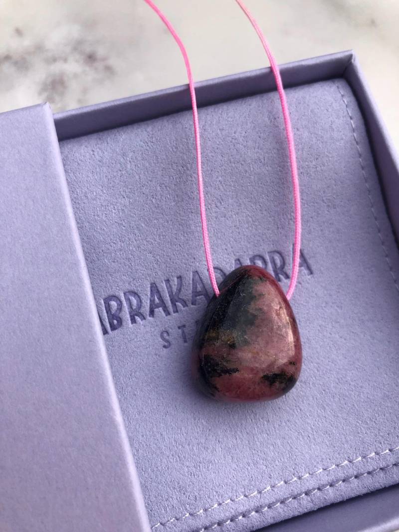 Personalisierte Edelstein Kette "Hope"- Rhodonit-Anhänger - Hoffnungsgeschenk -Abschiedsgeschenke Kindergeschenk Seelentröster Für Kind von AbrakadabraSteineDE