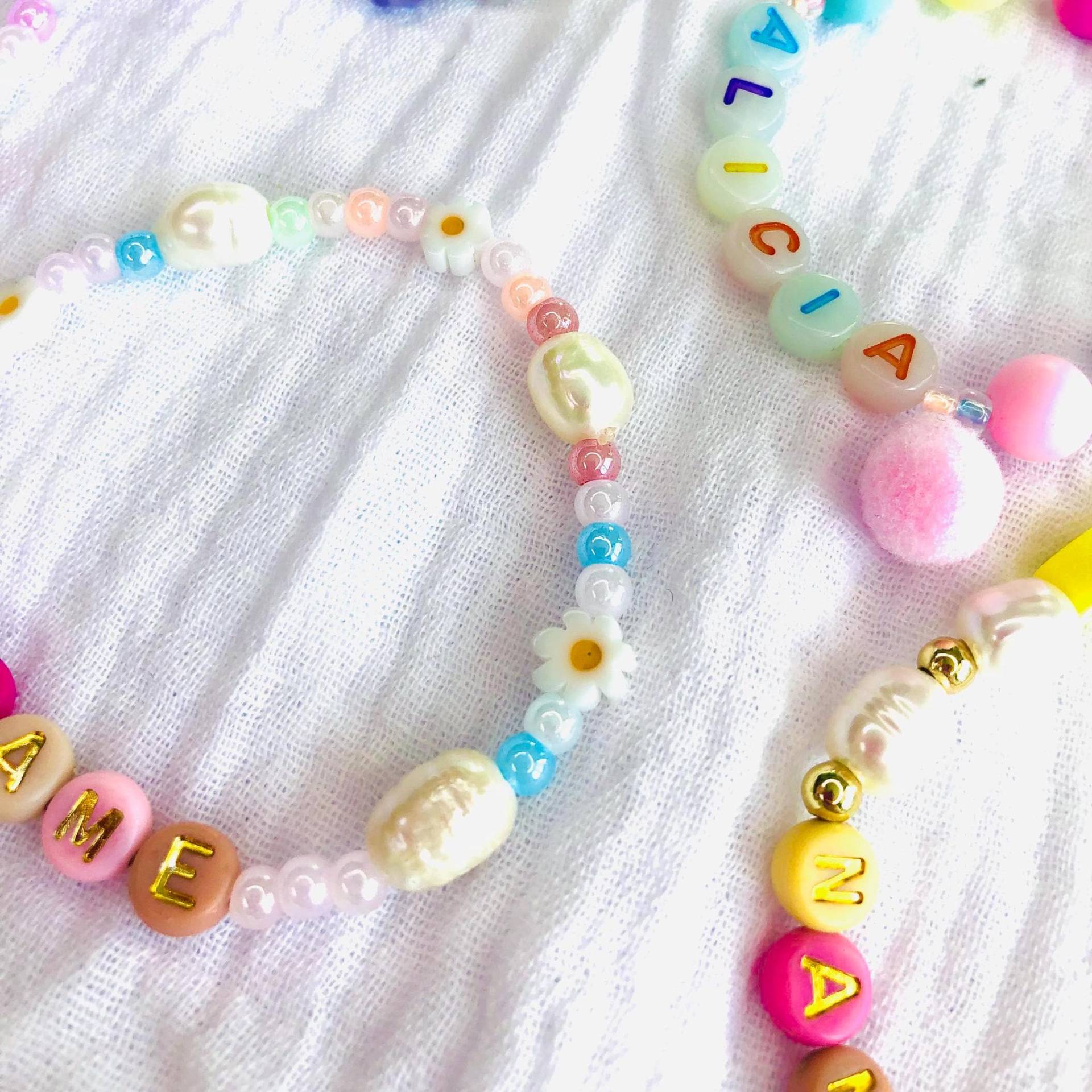 Personalisiertes Armband-Personalisiertes Perlenarmband Kind-Kleinigkeiten Schultüte-Geburtstagstüte-Personalisierte Einschulungsgeschenke von AbrakadabraSteineDE