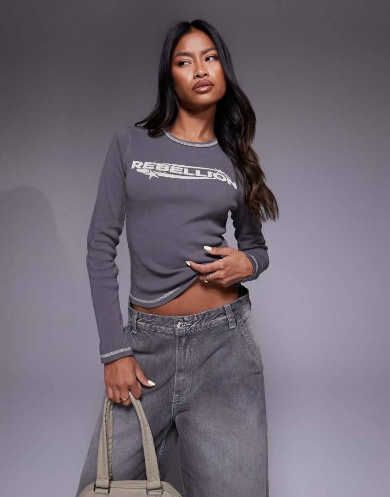 Abrand Jeans - Langärmliges T-Shirt in Grau mit „Rebellion"-Print Abrand Jeans - Langärmliges T-Shirt in Grau mit „Rebellion"-Print von Abrand Jeans