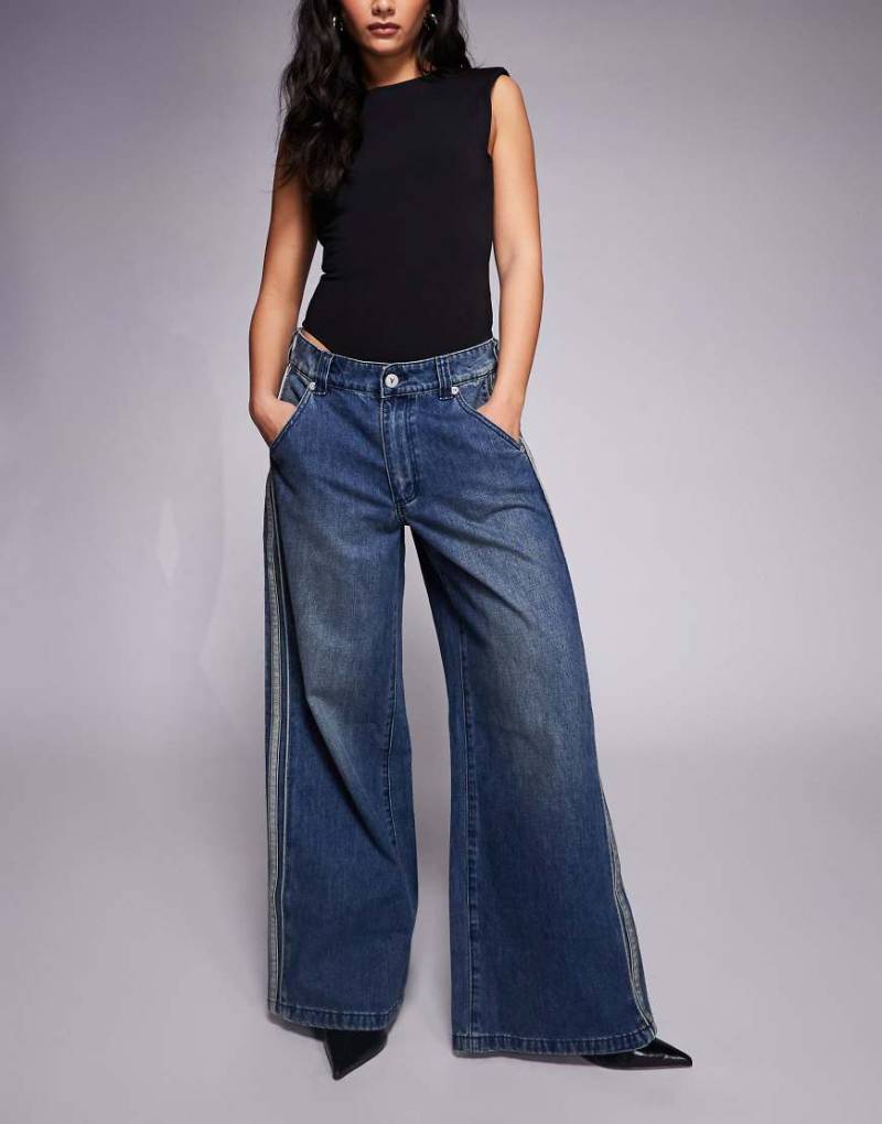 Abrand Jeans - 99 - Mega-Baggy-Jeans in mittlerer Waschung mit seitlichen Streifen-Blau von Abrand Jeans