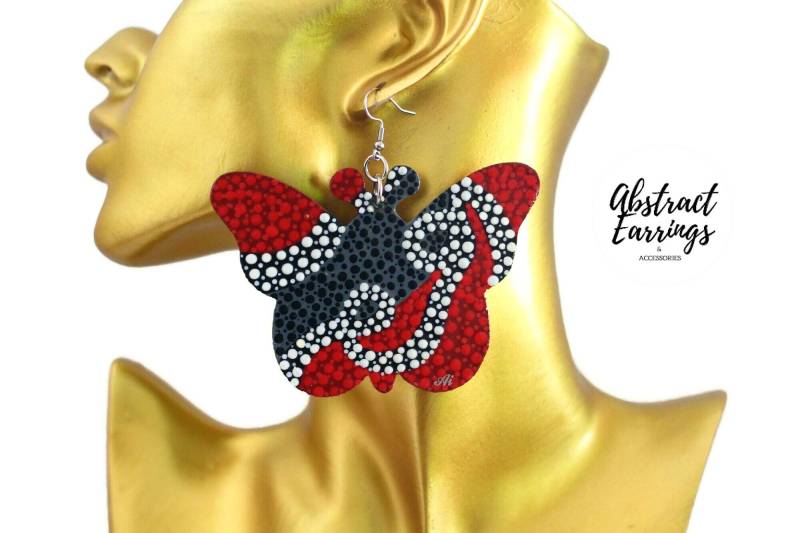 Handbemalte Schmetterling-Ohrringe Extragroße Holzanhänger, Pointillismus-Kunst von AbstractEarrings