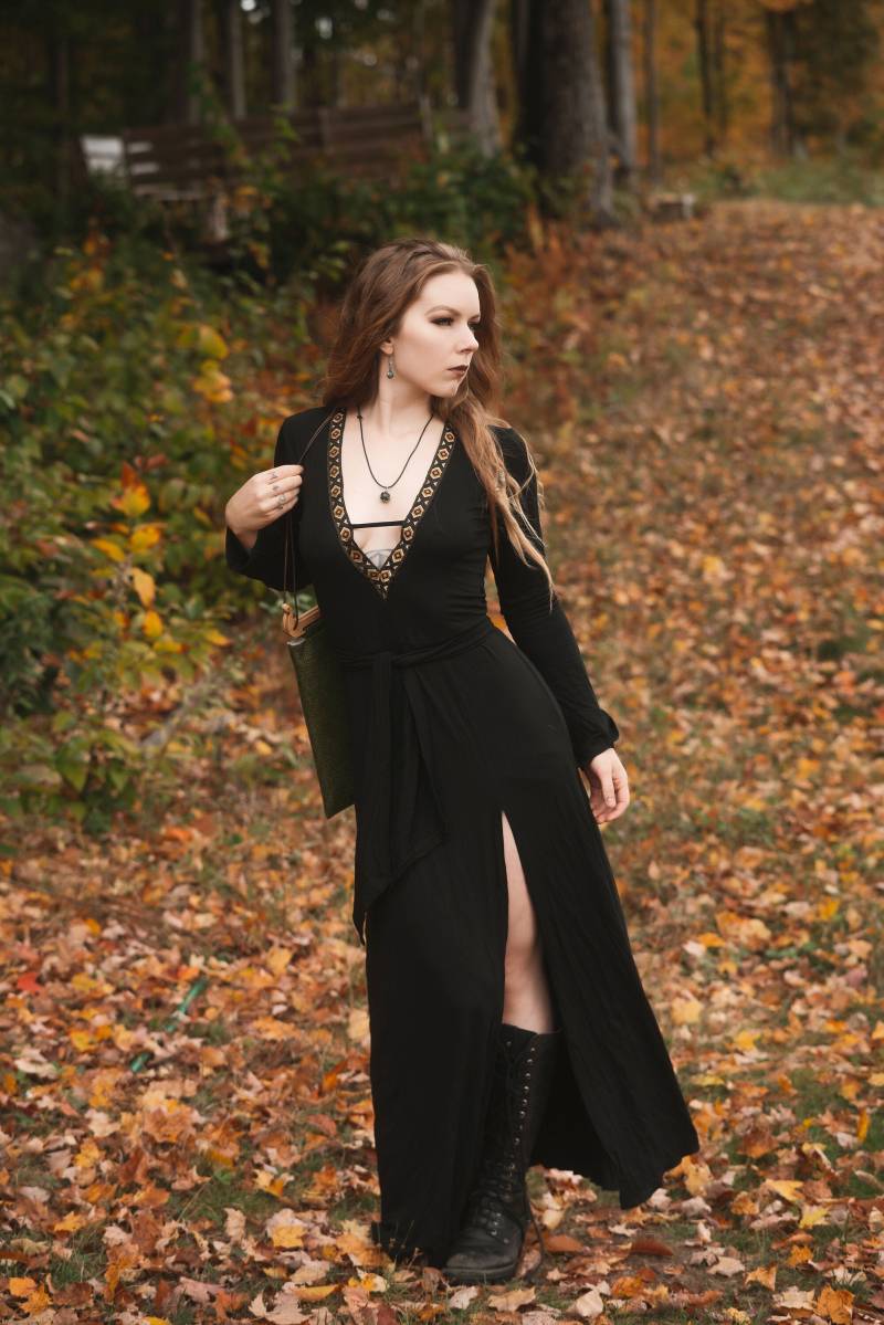 Maxilanges Winter-Bohemienkleid. Schwarzes Maxikleid Mit V-Ausschnitt. Langärmliges Maxikleid. Hochzeitskleid. Rotes Winterhochzeitskleid von AbstractikaCrafts