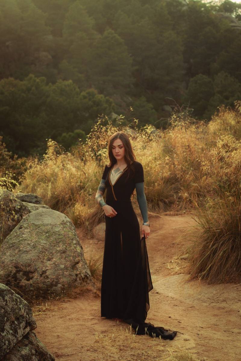 Wickelkleid Im Boho-stil Für Damen. Schwarzes Maxikleid Mit Kurzen Ärmeln. Bio-Kleidung. Boho Hochzeitskleid. Langes Kleid Aus Bio-Hanf. Festkleid von AbstractikaCrafts