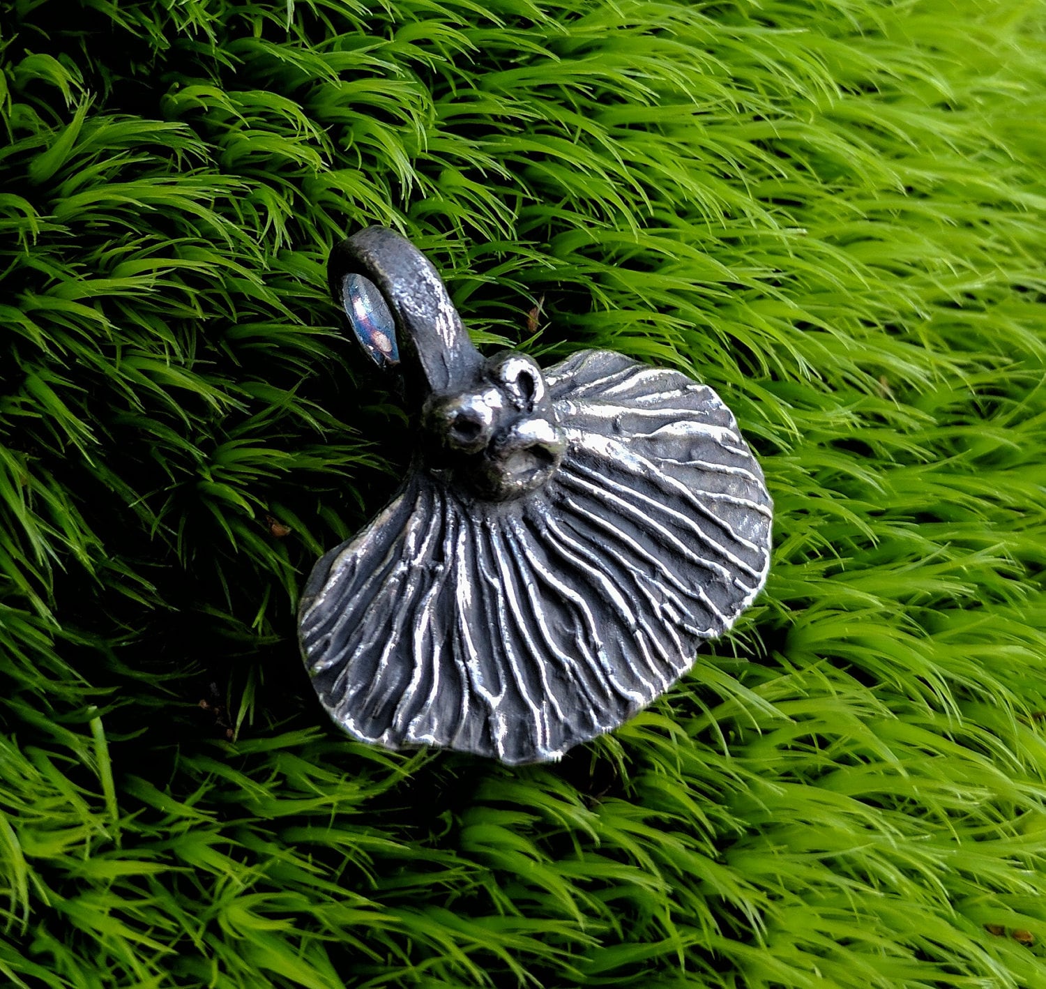 Handgemachter Silberpilz Anhänger -Metal Clay Art Silber Aus Formen Von Gelbfußpilzen Und Schizophyllum Communite Pilzen Handgemachter Silberpilz Anhänger -Metal Clay Art Silber Aus Formen Von Gelbfußpilzen Und Schizophyllum Communite Pilzen von Absurditerra