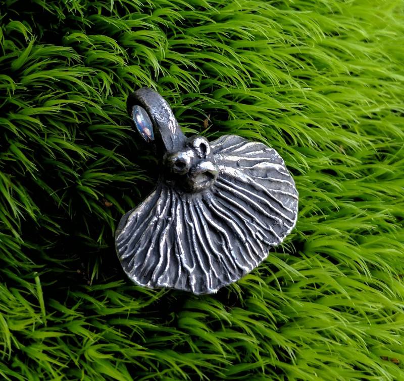 Handgemachter Silberpilz Anhänger -Metal Clay Art Silber Aus Formen Von Gelbfußpilzen Und Schizophyllum Communite Pilzen Handgemachter Silberpilz Anhänger -Metal Clay Art Silber Aus Formen Von Gelbfußpilzen Und Schizophyllum Communite Pilzen von Absurditerra
