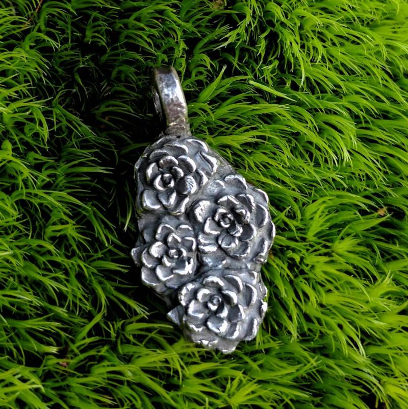 Silber Sukkulenten Anhänger Mit Metal Clay Art Und Formen Von Rosularia Platyphylla Handgefertigt Silber Sukkulenten Anhänger Mit Metal Clay Art Und Formen Von Rosularia Platyphylla Handgefertigt von Absurditerra