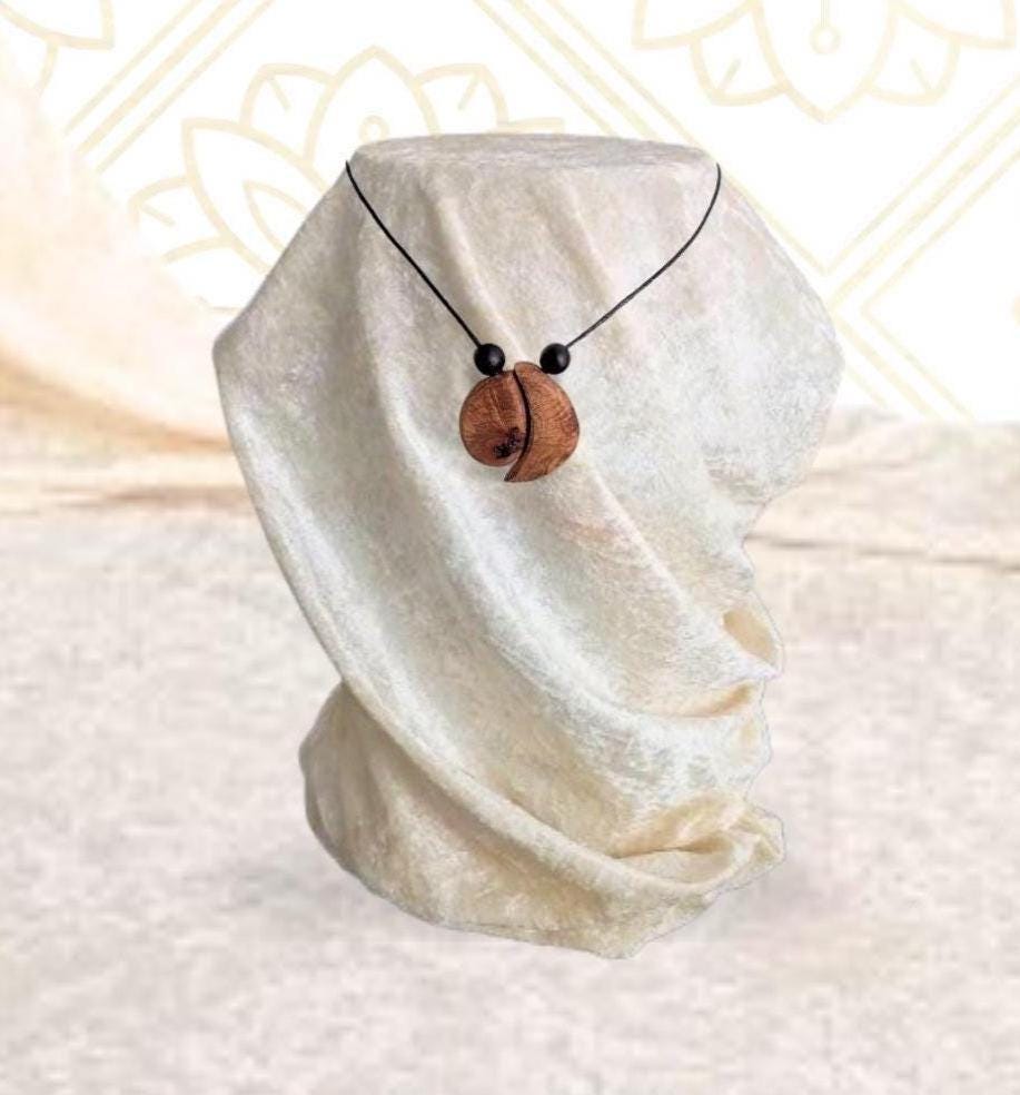 Rustikaler Holzanhänger - Handgeschnitzter, Einzigartiger Anhänger Von Künstlerin Simone C. Levy | Naturinspirierter Schmuck Rustikaler Holzanhänger - Handgeschnitzter, Einzigartiger Anhänger Von Künstlerin Simone C. Levy | Naturinspirierter Schmuck von AbuMiddain