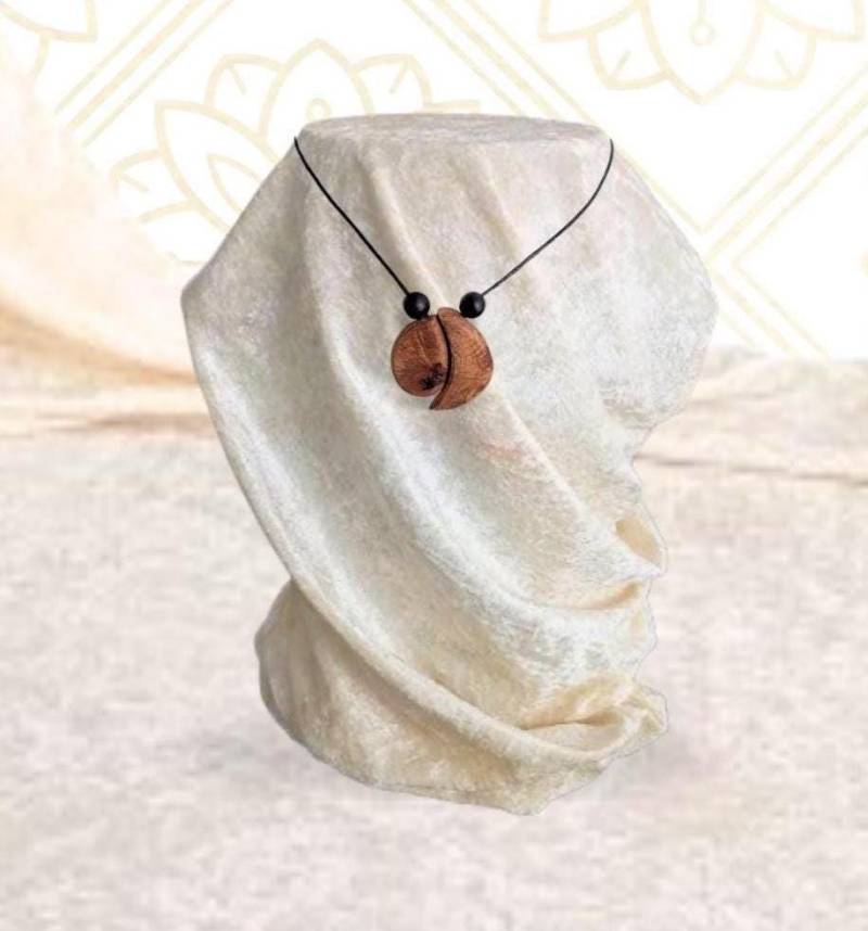 Rustikaler Holzanhänger - Handgeschnitzter, Einzigartiger Anhänger Von Künstlerin Simone C. Levy | Naturinspirierter Schmuck Rustikaler Holzanhänger - Handgeschnitzter, Einzigartiger Anhänger Von Künstlerin Simone C. Levy | Naturinspirierter Schmuck von AbuMiddain