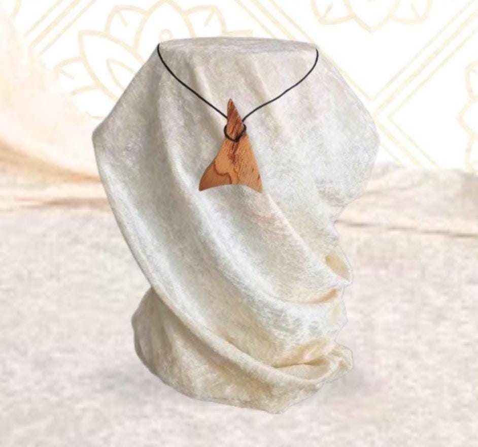 Schmuck Des Naturgeistes - Handgeschnitzter Holzanhänger Von Künstlerin Simone C. Levy | Einzigartige Geschenkidee Schmuck Des Naturgeistes - Handgeschnitzter Holzanhänger Von Künstlerin Simone C. Levy | Einzigartige Geschenkidee von AbuMiddain